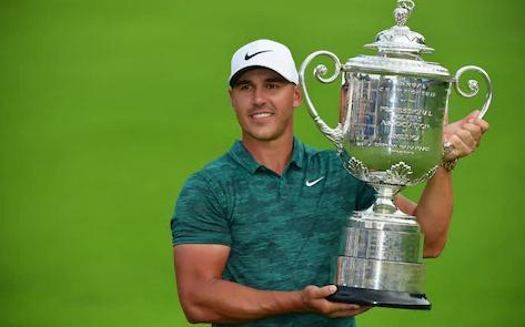 Brooks Koepka con el popular reloj réplica Rolex Sky-Dweller 326935